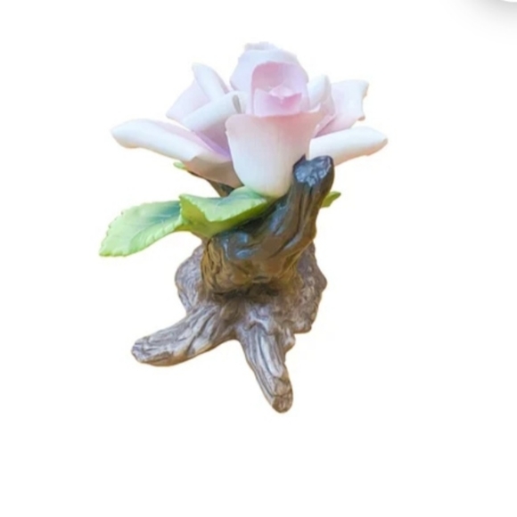 Andrea by Sadek porcelain rose figurine, pastel mauve color, 4" tall - Picture 4 of 5
